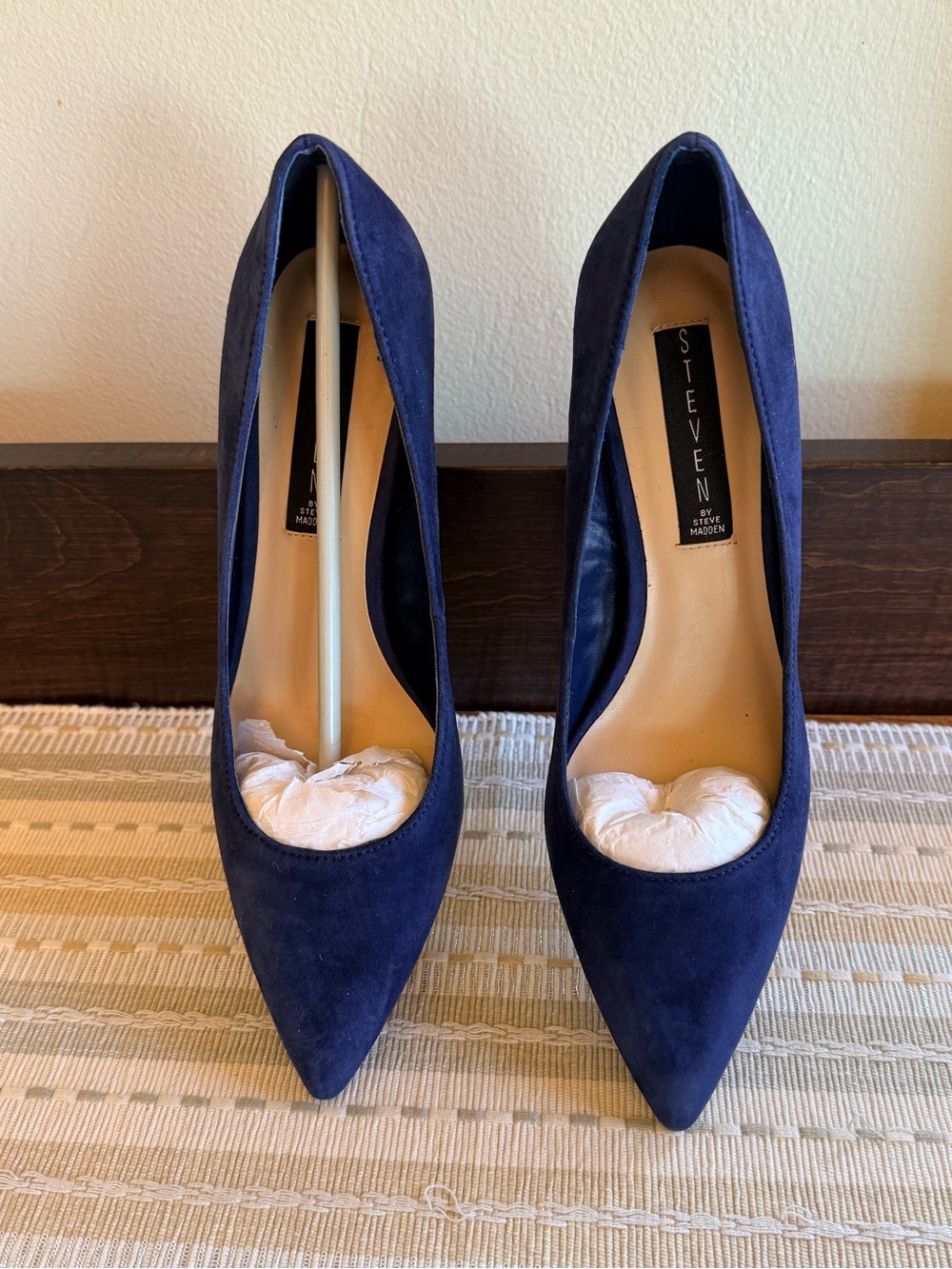 🔥NIB🔥GORGEOUS‼️ Steve Madden Buena Navy Suede Block Heel Pumps w/Gold Trim- 7.5M - Picture 2 of 11